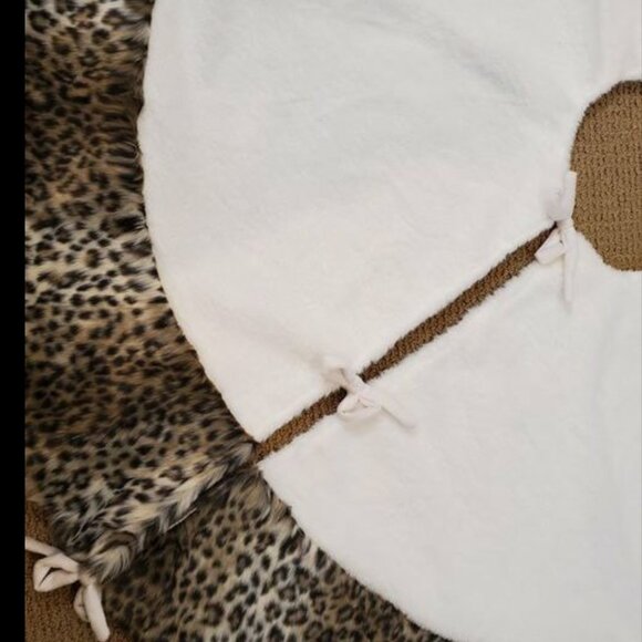 Berkshirere Home 56” Tree Skirt White and Animal
print fuzzy - Picture 7 of 9